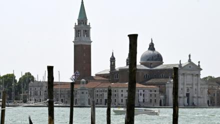 Une bannière avec le nom de Jeff Bezos barré d'une croix rouge est retirée,  le 12 juin 2025 ,
 du clocher de San Giorgio Maggiore, une petite île faisant partie de Venise, où le milliardaire doit se marier à la fin du mois de juin