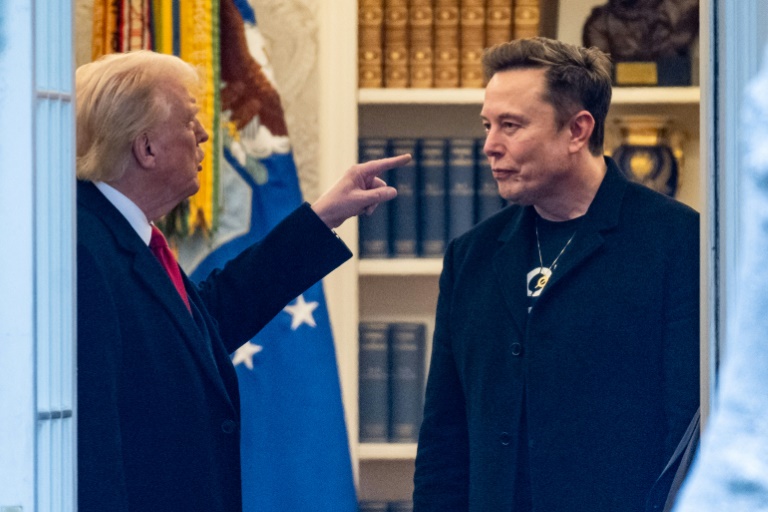 (ARCHIVES) Le président américain Donald Trump et Elon Musk (D) dans le Bureau ovale à Washington le 14 mars 2025

