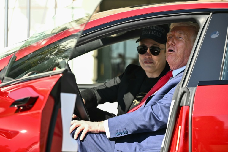 Le président américain Donald Trump et l'entrepreneur Elon Musk essayent la Tesla fraîchement acquise par le républicain, le 11 mars 2025 à la Maison Blanche
