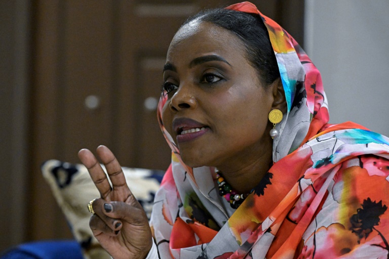 La ministre soudanaise des Affaires sociales Souleima Ishaq al-Khalifa lors d'un entretien avec l'AFP à Omdourman, près de Khartoum, le 18 avril 2026 au Soudan