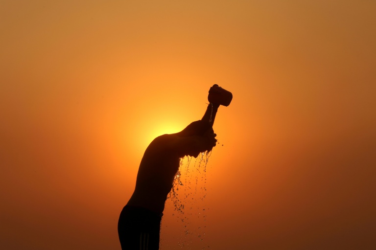 Silhouette d'un ouvrier lors d'une chaude journée d'été à Jammu, en Inde, le 1er juin 2024