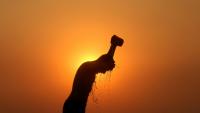 Silhouette d'un ouvrier lors d'une chaude journée d'été à Jammu, en Inde, le 1er juin 2024