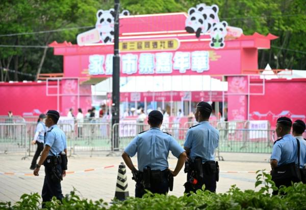 Des policiers chinois patrouillent dans le parc Victoria, où se sont tenues pendant des années des commémorations de la répression de Tiananmen, à Hong Kong, le 3 juin 2025