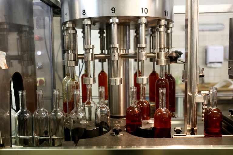 Des bouteilles de cognac à Jarnac-Champagne, le 20 mars 2025 dans le sud-ouest de la France
