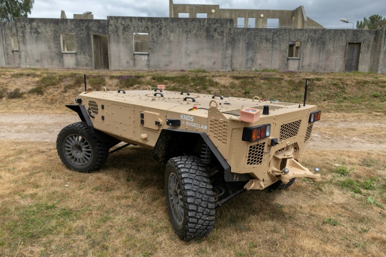 Les robots pourront être équipés de drones, de mitrailleuse ou encore de munitions intelligentes, comme cet engin photographié le 2 juillet à Coëtquidan, dans l'ouest de la France