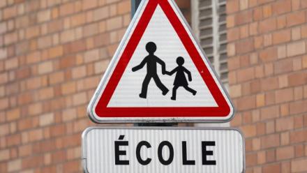 Les écoles parisiennes vont-elles rester à la semaine de de 4 jours et demi ? La concertation sur les rythmes scolaires réunie par le maire Emmanuel Grégoire, en plein scandale de violences sexuelles dans le périscolaire, rend ses conclusions mardi