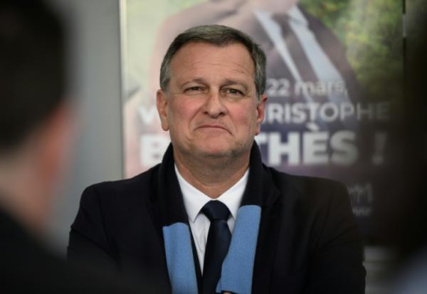 Le maire RN de Perpignan Louis Aliot, lors d'une conférence de presse au QG de campagne de Christophe Barthès, candidat RN à la ville de Carcassonne, le 18 mars 2026