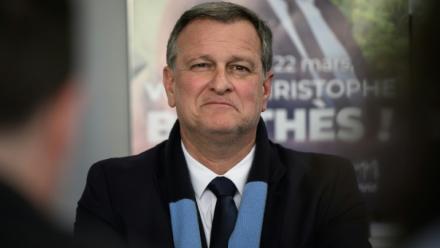 Le maire RN de Perpignan Louis Aliot, lors d'une conférence de presse au QG de campagne de Christophe Barthès, candidat RN à la ville de Carcassonne, le 18 mars 2026