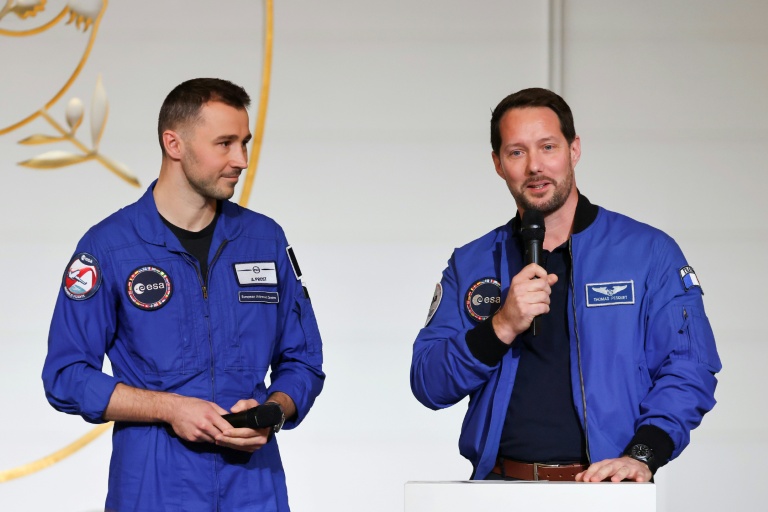 Les astronautes Thomas Pesquet (d) et Arnaud Prost (g à l'Elysée, le 5 février 2026 à Paris