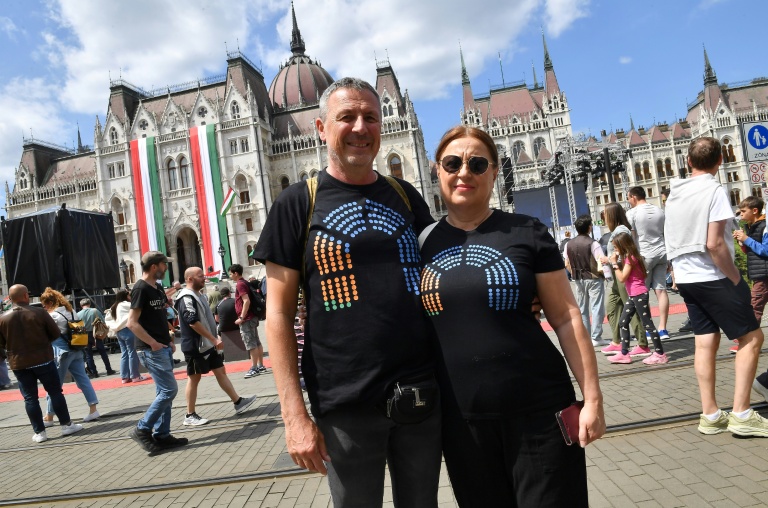Des partisans du nouveau Premier ministre hongrois Peter Magyar rassemblés devant le Parlement, à Budapest, le 9 mai 2026