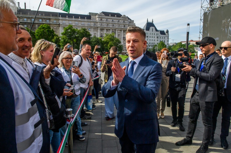 Peter Magyar arrive au parlement hongrois pour être investi Premier ministre, samedi 9 mai 2026