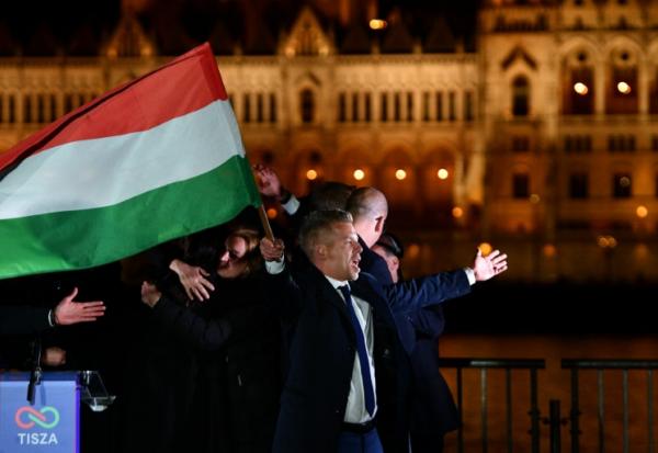 Peter Magyar, chef du parti conservateur pro-européen Tisza, salue ses partisans après sa victoire aux législatives, le 12 avril 2026 à Budapest, en Hongrie