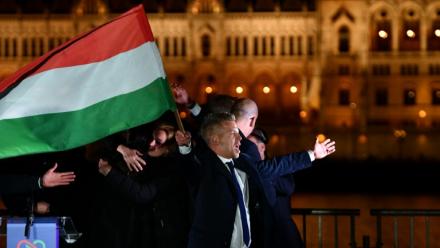 Peter Magyar, chef du parti conservateur pro-européen Tisza, salue ses partisans après sa victoire aux législatives, le 12 avril 2026 à Budapest, en Hongrie