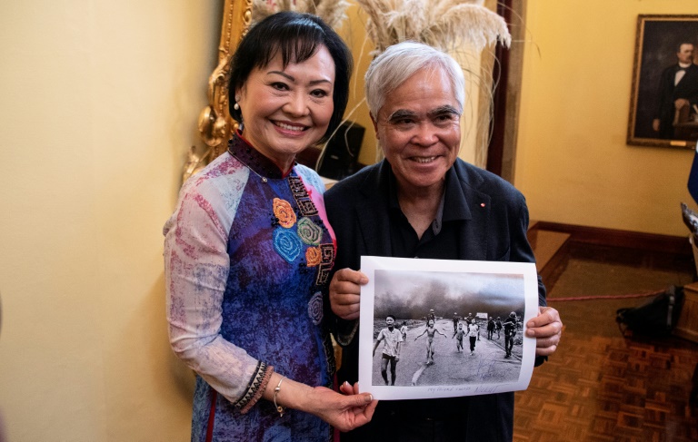Kim Phuc Phan Thi (à gauche) connue comme la