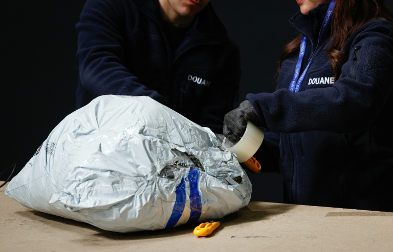Des agents des douanes inspectent des colis de fret aérien dans un entrepôt de l’aéroport de Roissy-Charles de Gaulle, près de Paris, le 29 avril 2025