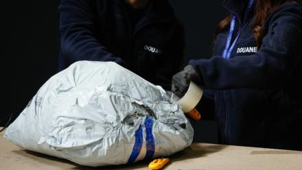 Des agents des douanes inspectent des colis de fret aérien dans un entrepôt de l’aéroport de Roissy-Charles de Gaulle, près de Paris, le 29 avril 2025