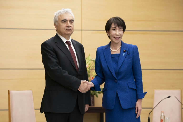 Le directeur de l'Agence internationale de l'énergie (AIE), Fatih Birol et la Première ministre japonaise Sanae Takaichi avant une réunion à Tokyo le 25 mars 2026