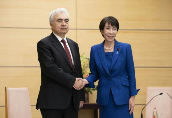 Le directeur de l'Agence internationale de l'énergie (AIE), Fatih Birol et la Première ministre japonaise Sanae Takaichi avant une réunion à Tokyo le 25 mars 2026