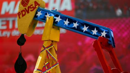 Une fausse plateforme de forage pétrolier vue lors d'une marche convoquée par le Parti socialiste unifié du Venezuela (PSUV) en soutien à la Loi sur les hydrocarbures et exigeant la libération de Maduro, à Caracas, le 29 janvier 2026