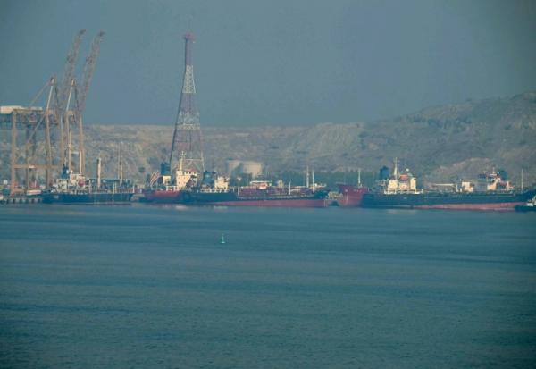 Des pétroliers au terminal à conteneurs de Khor Fakkan, le long du détroit d'Ormuz, le 23 juin 2025 aux Emirats arabes unis