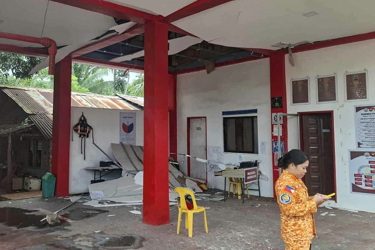 Photo diffusée le 10 octobre 2025 sur la page Facebook du Bureau de la protection contre les incendies de la région 11, montrant un plafond endommagé à Manay, sur l'île méridionale de Minadanao, après un séisme aux Philippines