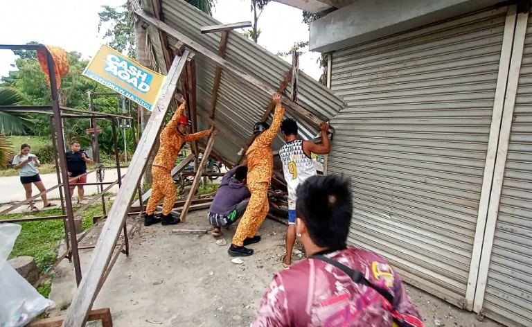 Photo diffusée le 10 octobre 2025 sur la page Facebook du Bureau de protection contre les incendies de la région 11 montrant des dégâts à Baganga, dans la province de Davao, sur l'île méridionale de Minadanao, après un séisme aux Philippines