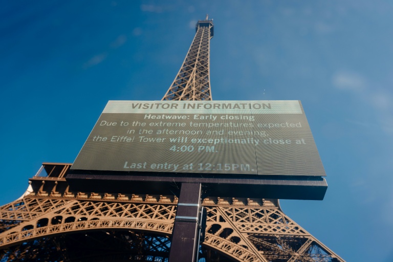 Un panneau d'affichage annonce la fermeture anticipée de la tour Eiffel en raison de la canicule, le 11 juillet 2026 à Paris 