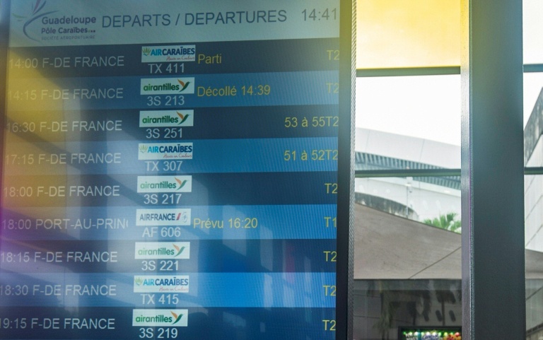Les vols au départ vers Fort-de-France, en, Martinique, affichés à l'aéroport de Pointe-à-Pitre en Guadeloupe le 7 septembre 2017
