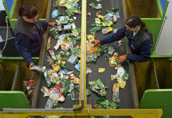 Dans le centre de surtri d'Epinal dans les Vosges, le 28 juin 2028, ultime vérification des déchets sélectionnés