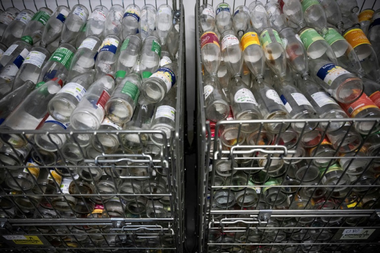 Des bouteilles en verre usagées stockées dans les locaux de la coopérative Consign'up, à Portet-sur-Garonne, le 22 janvier 2025 en Haute-Garonne
