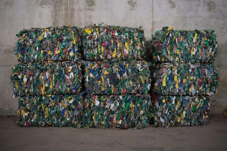 Des déchets plastiques dans un centre de tri à Fos-sur-Mer en septembre 2019