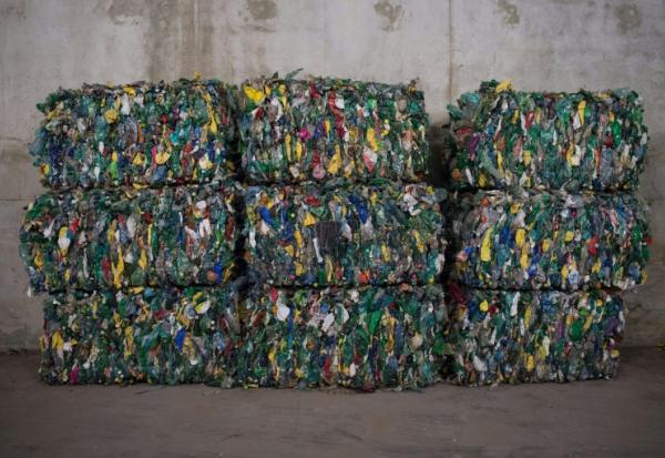 Des déchets plastiques dans un centre de tri à Fos-sur-Mer en septembre 2019