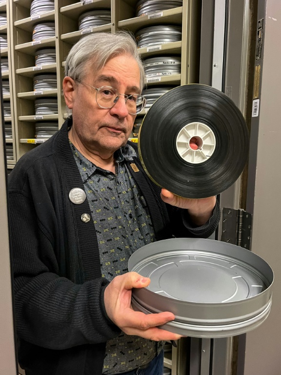 George Willeman, responsable de la chambre forte de films nitrate, montre une pellicule au Centre national de conservation audiovisuelle de la Bibliothèque du Congrès à Culpeper, le 2 avril 2026 en Virginie