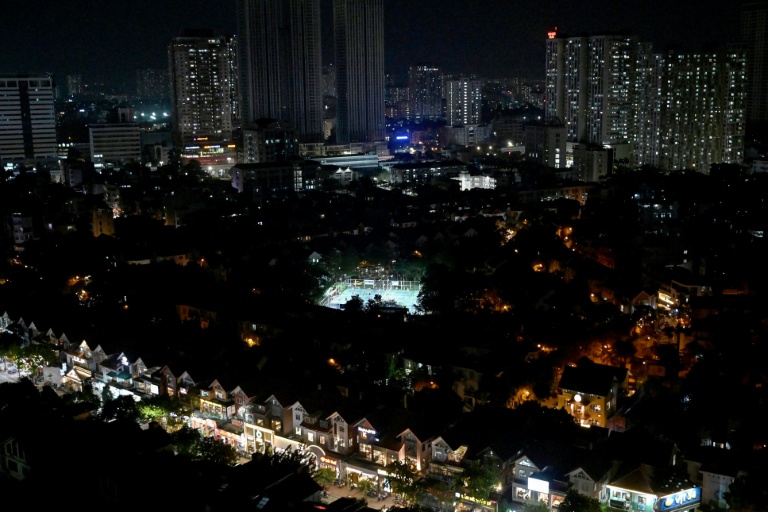 Le terrain de pickleball d'une résidence éclairé de nuit à Hanoï, le 23 décembre 2025