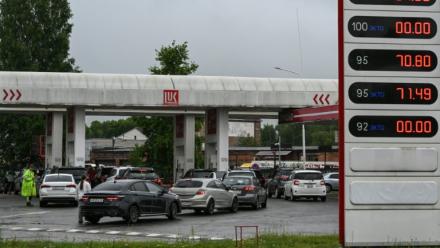 Des automobilistes font la queue pour faire le plein d'essence dans une station-service à Vologda, en Russie, le 14 juillet 2026