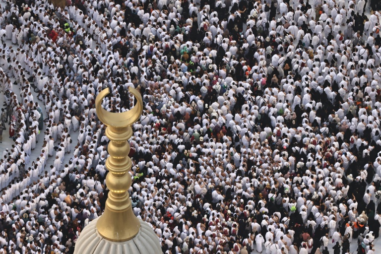Des musulmans accomplissent la prière du soir autour de la Kaaba, dans le complexe de la Grande Mosquée, le 24 mai 2026 en Arabie saoudite, avant le pèlerinage annuel du Hajj