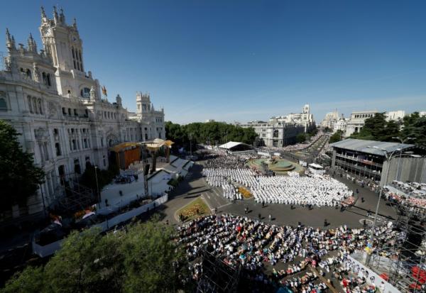 Vue aérienne de la place de Cibeles, dans le centre de Madrid, où le pape Léon XIV célèbre une gigantesque messe, le 7 juin 2026 