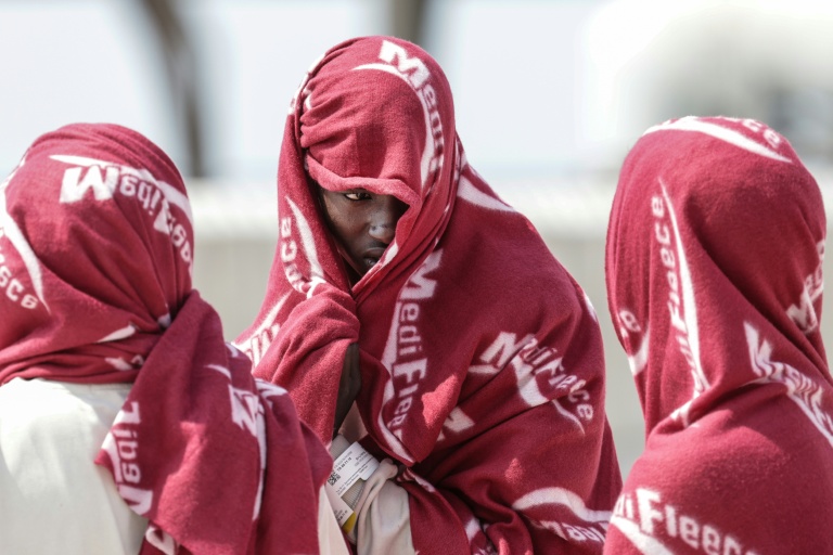 Des migrants après leur sauvetage , au port de commerce de Boulogne-sur-Mer, le 4 août 2026