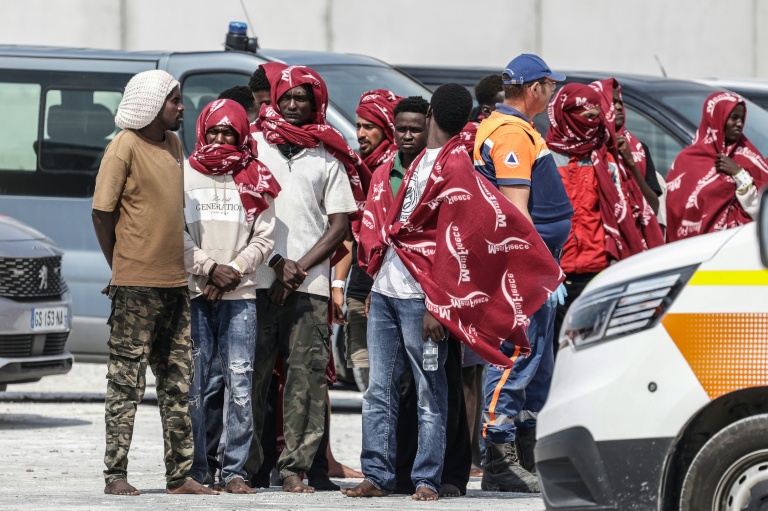 Des migrants au port de commerce de Boulogne-sur-Mer, le 4 août 2026