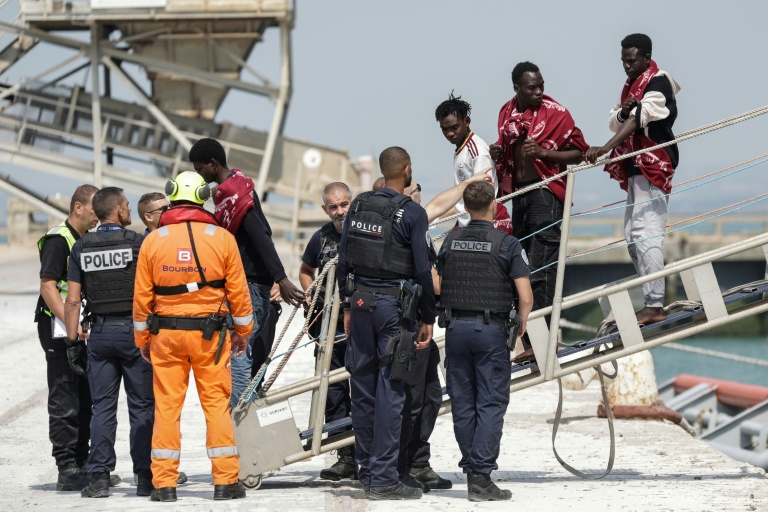 Des migrants débarquent du navire l'Argonaute au port de commerce de Boulogne-sur-Mer, le 4 août 2026