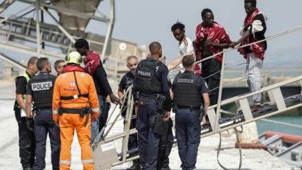 Des migrants débarquent du navire l'Argonaute au port de commerce de Boulogne-sur-Mer, le 4 août 2026