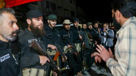 Des membres des forces de sécurité syriennes se déploient à l'entrée de Jaramana, dans la banlieue de Damas, le 2 mai 2025