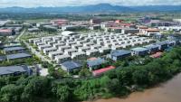 Le complexe KK Park dans le canton de Myawaddy, en Birmanie, vu depuis le disstrict de Mae Sot, dans la province frontalière de Tak, le 17 septembre 2025 en Thaïlande