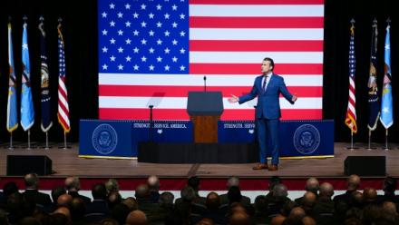 Le secrétaire américain à la Défense, Pete Hegseth, s'adresse aux officiers supérieurs de l'armée à la base du Corps des Marines de Quantico, à Quantico, en Virginie, le 30 septembre 2025
