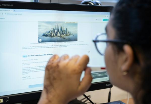 Une élève réalise un exercice lors d'un cours d'intelligence artificielle (IA) au collège Jean Mace à Mulhouse, le 26 mars 2026 dans le Haut-Rhin