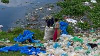 Des récupérateurs de déchets collectant des sacs plastiques pourles revendre à des recycleurs à Dacca au Bangladesh le 8 septembre 2024.