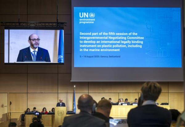 Luis Vayas Valdivieso, ambassadeur d'Equateur en Grande-Bretagne, qui préside les négociations onusiennes en vue d'établir un traité international contre la pollution plastique, photographié le 5 août 2025, à l'ouverture de la dernière séquence de discussions

