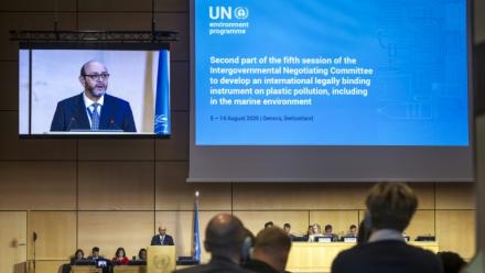 Luis Vayas Valdivieso, ambassadeur d'Equateur en Grande-Bretagne, qui préside les négociations onusiennes en vue d'établir un traité international contre la pollution plastique, photographié le 5 août 2025, à l'ouverture de la dernière séquence de discussions
