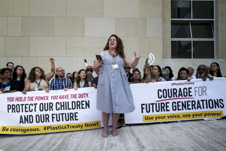 Manifestation d'ONG environnementales devant l'entrée du Palais des Nations à Genève pour encourager les délégués à prendre des décisions fortes sur le traité de lutte contre la pollution plastique, avant une réunion plénière le 13 aout 2025