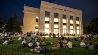 Dans l'attente d'une réunion plénière qui n'arrivait pas, les délégués, membres de la société civile, sont sortis devant le palais des Nations pour attendre le résultat des négociations menées à l'intérieur, le 14 aout 2025